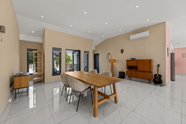 Four-Bedroom Villa in Blue Bay L-Section with Pool, Garage & Golf View