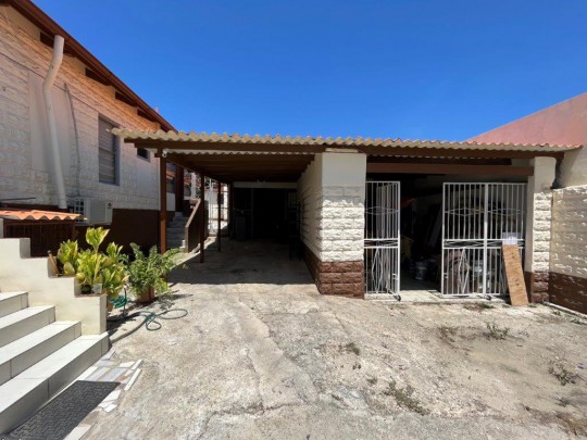 Centrally located house with commercial space on 1000m2 of land