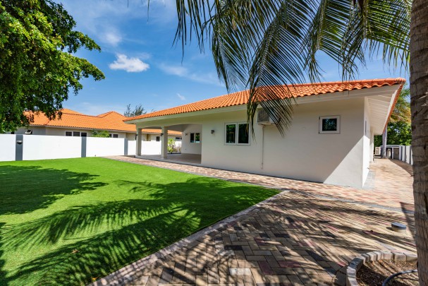 Blue Bay - Modern family home for sale with lots of space