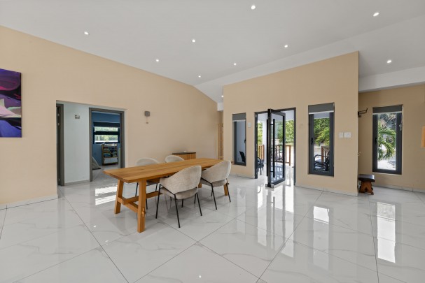 Four-Bedroom Villa in Blue Bay L-Section with Pool, Garage & Golf View