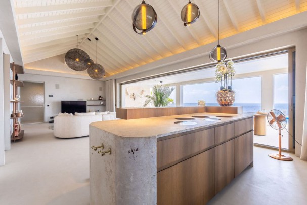 Blue Bay &ndash; Spectacular Cliffside Villa in the Exclusive B-Section