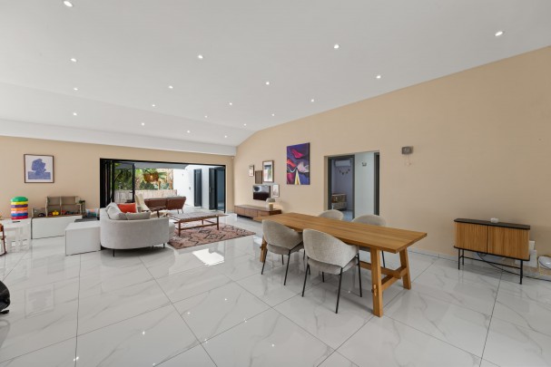 Four-Bedroom Villa in Blue Bay L-Section with Pool, Garage & Golf View