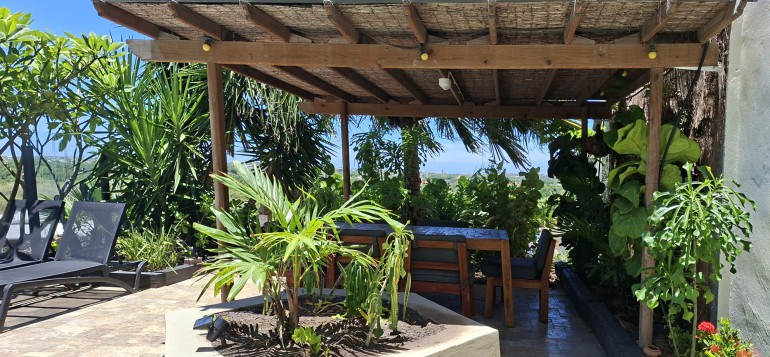 Kaya Modoc - Spacious home with pool and separate studio