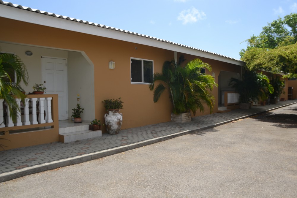 Frisse, leuke 2 SLK appartement met zwembad te huur in Montaña,Curacao | RE/MAX BonBini Curacao