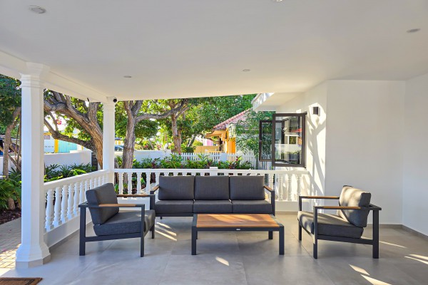 Beautiful home around the corner from Marie Pompoen beach boulevard.