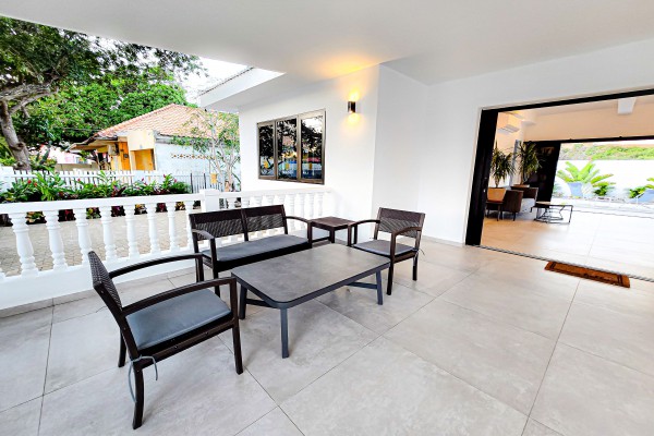 Beautiful home around the corner from Marie Pompoen beach boulevard.