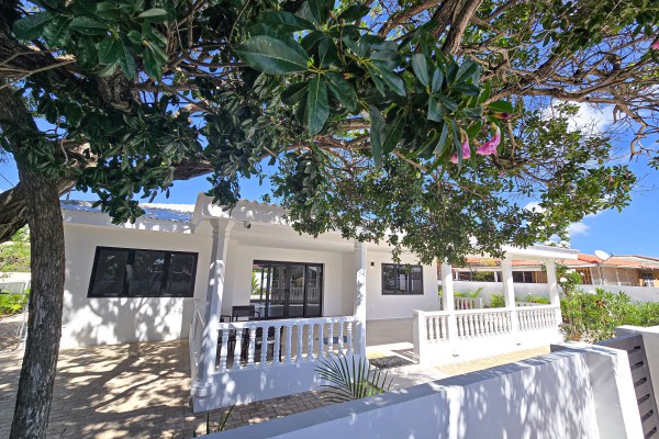 Beautiful home around the corner from Marie Pompoen beach boulevard.