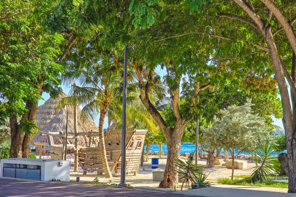 Beautiful home around the corner from Marie Pompoen beach boulevard.