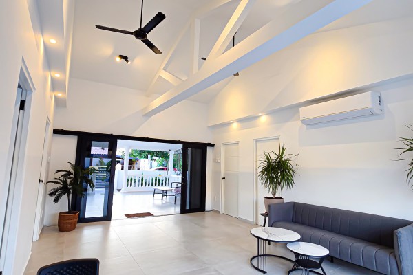Beautiful home around the corner from Marie Pompoen beach boulevard.