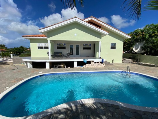 Spacious 4-bedroom house with private pool for rent on Blue Bay resort