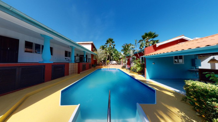 Jongbloed - Huis met groot zwembad en appartement
