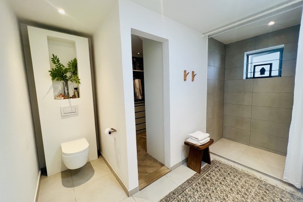 Gerenoveerde 4-sl.k. villa met zwembad-jacuzzi-golfbaan naast haven!