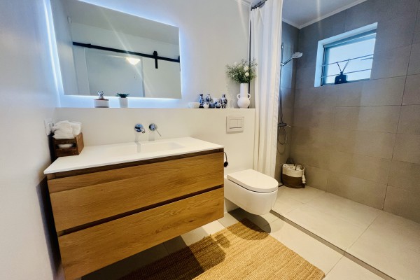 Gerenoveerde 4-sl.k. villa met zwembad-jacuzzi-golfbaan naast haven!