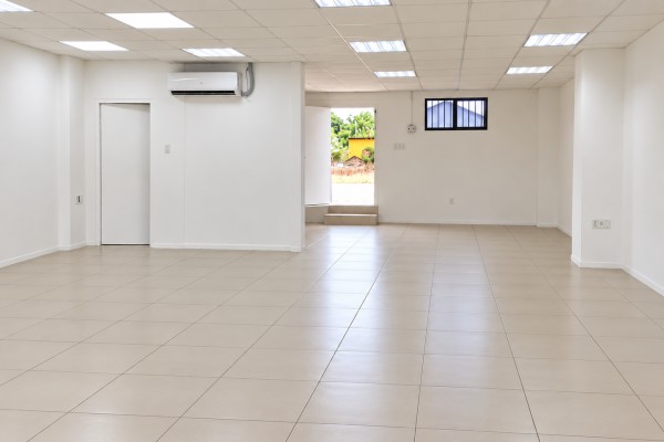 Commercial Space of Approx. 100 m² for Rent in Santa Maria