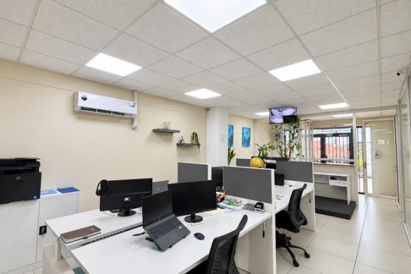 Commercial Space of Approx. 100 m² for Rent in Santa Maria