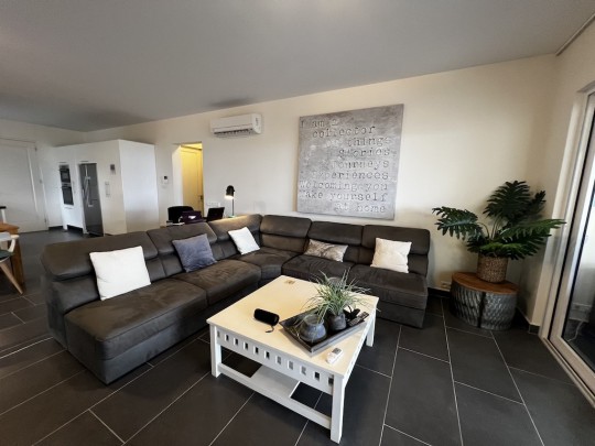 Royal Palm Resort - Modern appartement met zeezicht en privé garage