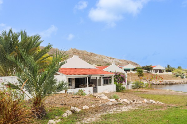 Gerenoveerde 4-sl.k. villa met zwembad-jacuzzi-golfbaan naast haven!