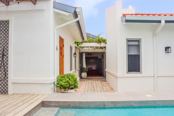 Completely renovated 4-bed villa with pool and jacuzzi on golfcourse