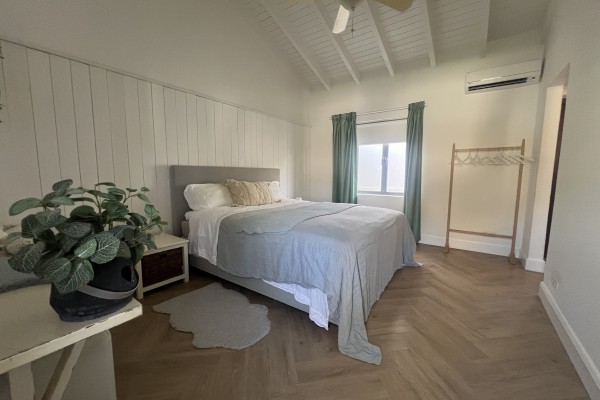 Gerenoveerde 4-sl.k. villa met zwembad-jacuzzi-golfbaan naast haven!