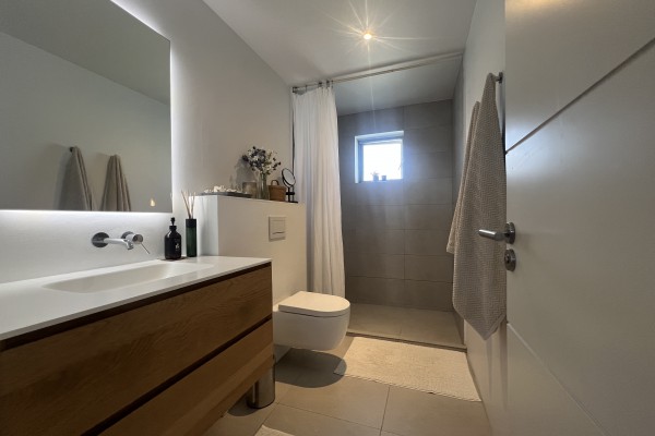 Gerenoveerde 4-sl.k. villa met zwembad-jacuzzi-golfbaan naast haven!