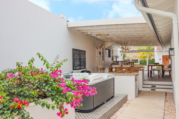Gerenoveerde 4-sl.k. villa met zwembad-jacuzzi-golfbaan naast haven!