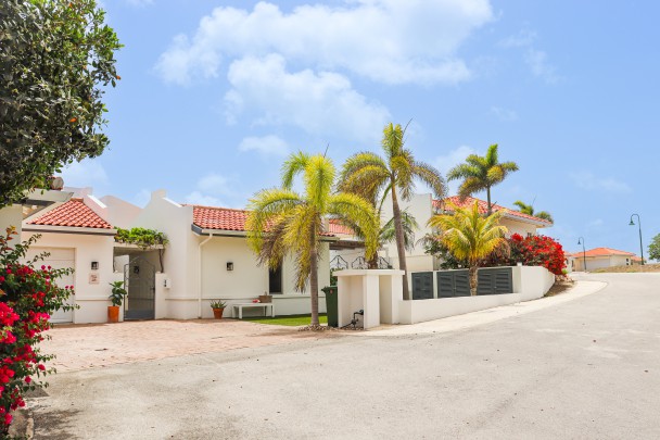 Completely renovated 4-bed villa with pool and jacuzzi on golfcourse