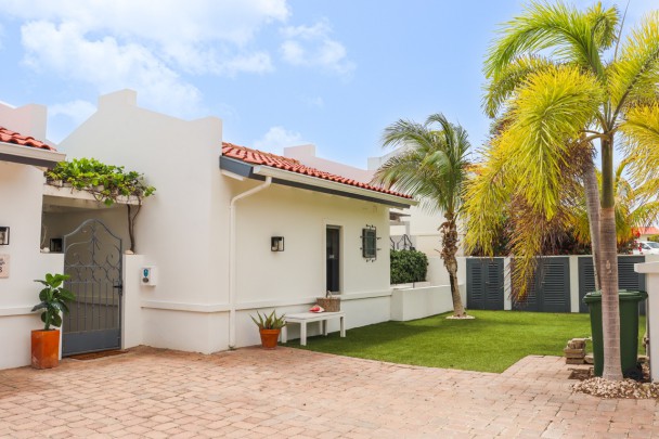 Completely renovated 4-bed villa with pool and jacuzzi on golfcourse