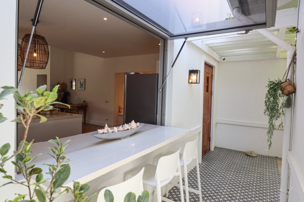 Gerenoveerde 4-sl.k. villa met zwembad-jacuzzi-golfbaan naast haven!