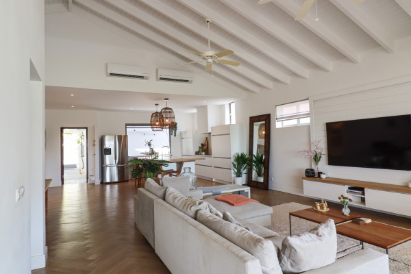 Gerenoveerde 4-sl.k. villa met zwembad-jacuzzi-golfbaan naast haven!