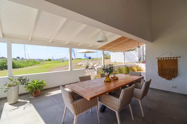 Gerenoveerde 4-sl.k. villa met zwembad-jacuzzi-golfbaan naast haven!
