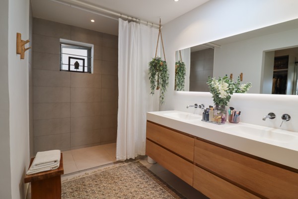 Gerenoveerde 4-sl.k. villa met zwembad-jacuzzi-golfbaan naast haven!