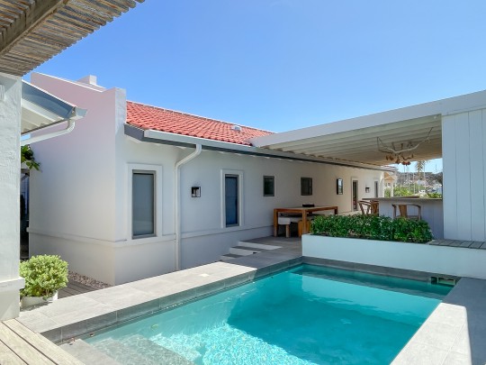 Gerenoveerde 4-sl.k. villa met zwembad-jacuzzi-golfbaan naast haven!