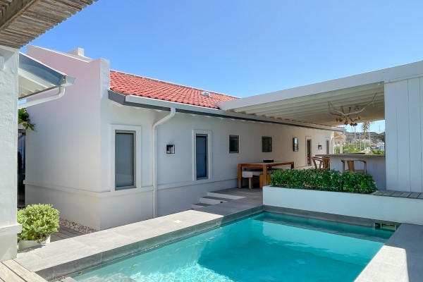Gerenoveerde 4-sl.k. villa met zwembad-jacuzzi-golfbaan naast haven!