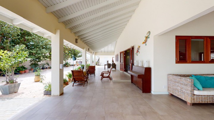 Large, centrally located vacation resort with private living residence