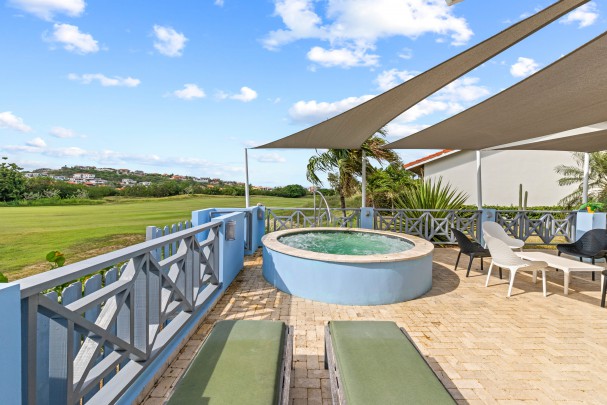 Blue Bay – Bungalow with golf view, jacuzzi & holiday rental option