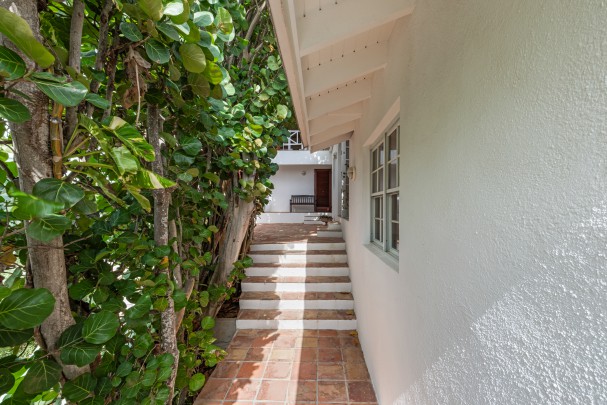 Characteristic Tropical Home on the Spanish Water – Jan Sofat