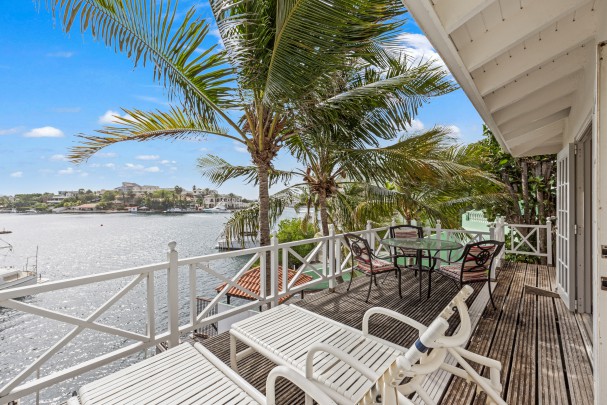 Characteristic Tropical Home on the Spanish Water – Jan Sofat