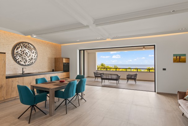 BlueBay - Luxe 3-slaapkamer appartement met panoramisch zeezicht