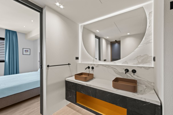 BlueBay - Luxe 3-slaapkamer appartement met panoramisch zeezicht