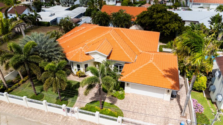 Toni Kunchi - Villa met appartement en prachtige groene tuin