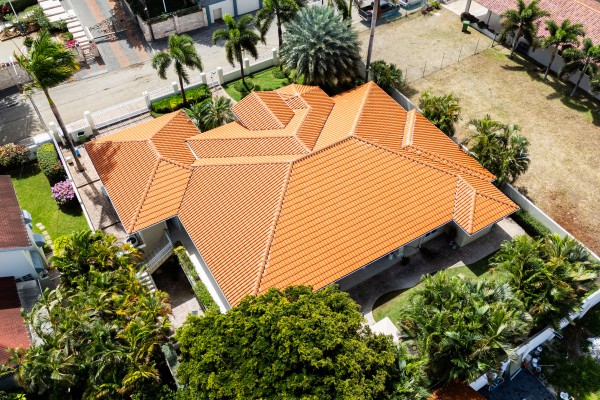 Toni Kunchi - Villa met appartement en prachtige groene tuin