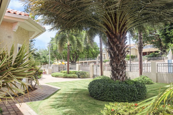 Toni Kunchi - Villa with apartment and beautiful green garden