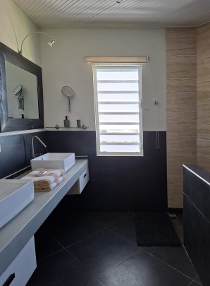 Kaya Modoc - Spacious home with pool and separate studio