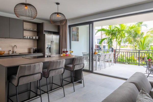 The Breeze Blue Bay - luxurious Apartments with pool nearby the beach