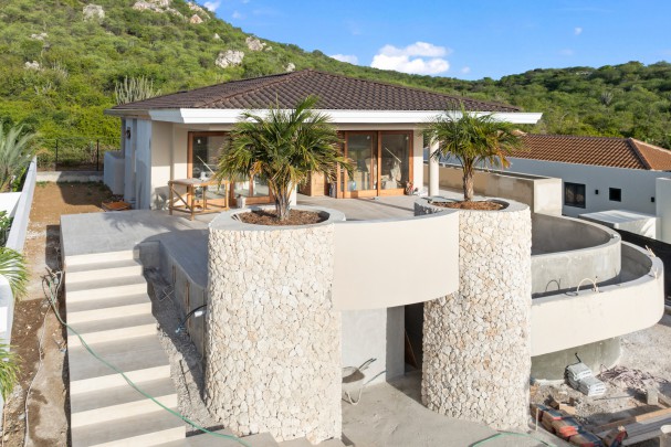 Blue Bay – High-end, luxurious newly built villa with rental potential