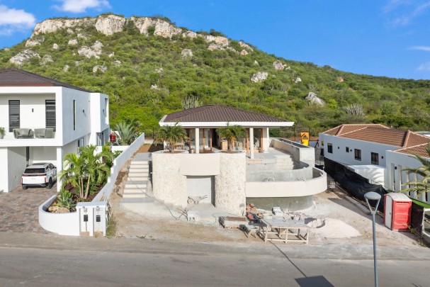 Blue Bay – High-end, luxurious newly built villa with rental potential