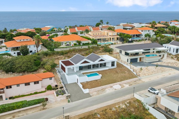 Blue Bay - Modern nieuwbouw huis met zwembad op Golf Resort met strand