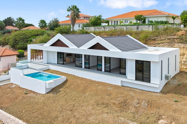 Blue Bay - Modern nieuwbouw huis met zwembad op Golf Resort met strand