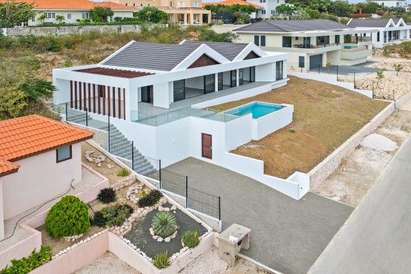 Blue Bay - Modern nieuwbouw huis met zwembad op Golf Resort met strand