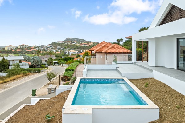 Blue Bay - Modern nieuwbouw huis met zwembad op Golf Resort met strand